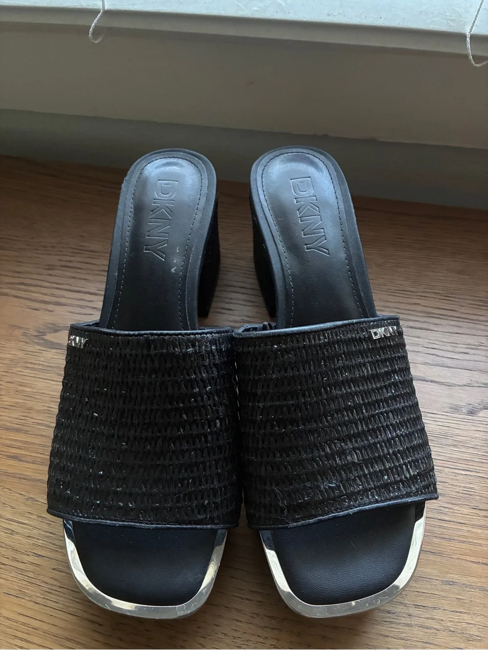 DKNY Women's Black Raffia Platform GREAT CONDITION size 9W
